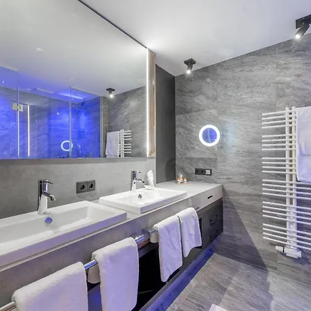 Aktiv- & Wellnesshotel Bergfried 5* Tux