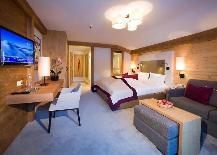 Aktiv- & Wellnesshotel Bergfried 5* Tux