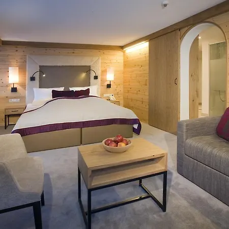 Aktiv- & Wellnesshotel Bergfried Тукс