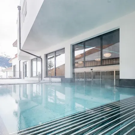 Отель Aktiv- & Wellnesshotel Bergfried Тукс