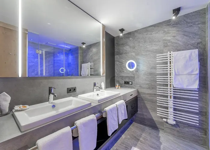 Aktiv-&wellnesshotel Bergfried 5* Tux